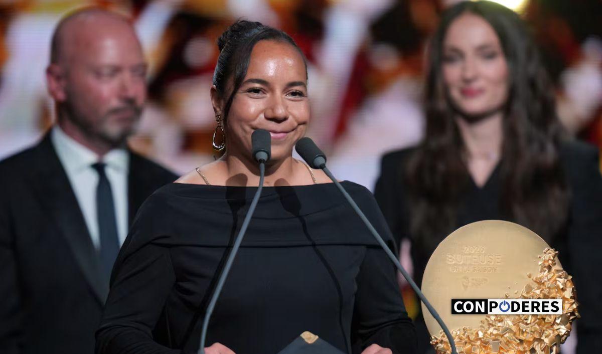 Charlyn Corral hace historia: gana Bal&oacute;n de Oro como mejor delantera