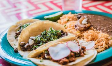 Venden antojitos mexicanos dentro de un gimnasio