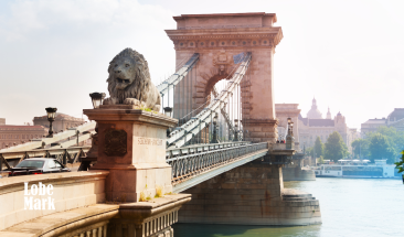 Puente de las Cadenas en Budapest tiene nuevo le&oacute;n hecho por LEGO