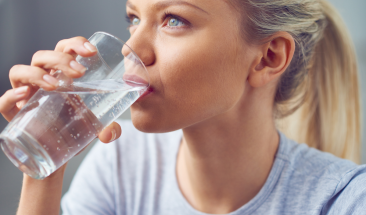 La importancia de la hidrataci&oacute;n para mantenerse saludable y activo
