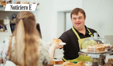 J&oacute;venes con discapacidad culminaron exitosamente programa de entrenamiento como camareros junior