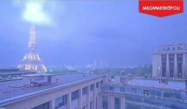 Rayo impacta la Torre Eiffel durante tormenta el&eacute;ctrica en Par&iacute;s