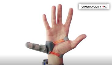 Investigadores desarrollan &ldquo;tercer pulgar&rdquo; que ampl&iacute;a las capacidades humanas