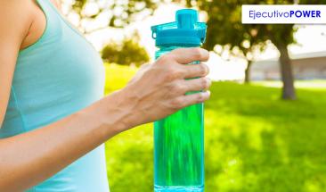 Botellas de agua: un refugio invisible para microbios