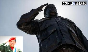 Manifestantes derriban estatuas de Hugo Ch&aacute;vez en Venezuela