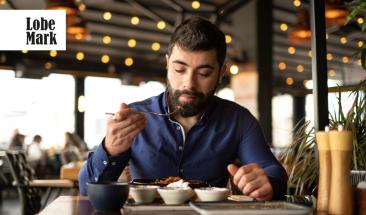 El boom del "solo dining": la tendencia que est&aacute; conquistando a los restaurantes