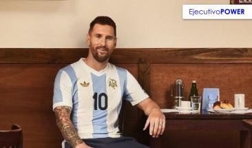 Lionel Messi presenta camiseta retro para homenaje ante Per&uacute;