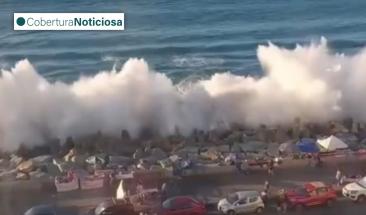 Olas gigantes azotan Sudam&eacute;rica y causan tres muertes