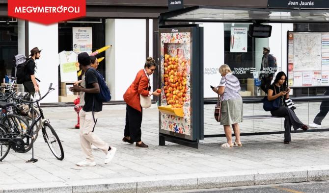 Publicidad exterior: una marquesina se convierte en dispensador de manzanas
